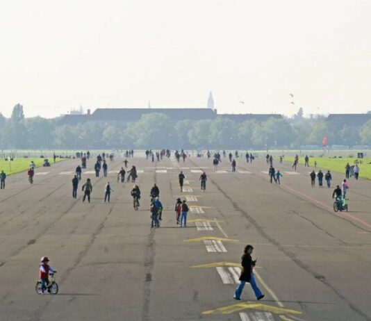 Tempelhofer Feld — огромное открытое пространство в Берлине, творившее историю города
