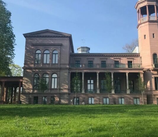 Берлинский Schloss Biesdorf окружен волшебным парком и доступен для всех