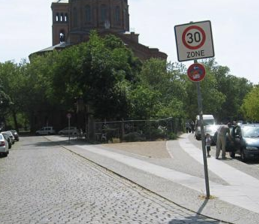 Скромний город біля Берлінської стіни – ідея Османа Каліна